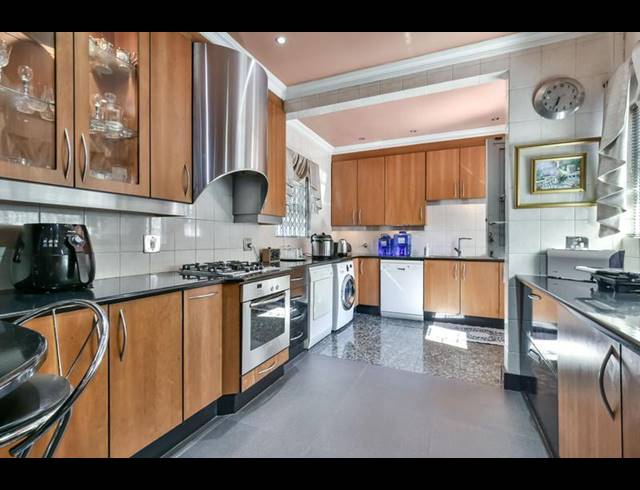 4 BEDROOM HOUSE FOR SALE IN SANDOWN
